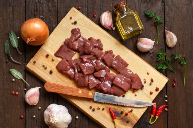 Baharat, ot ve sebze ile ham sığır eti karaciğer