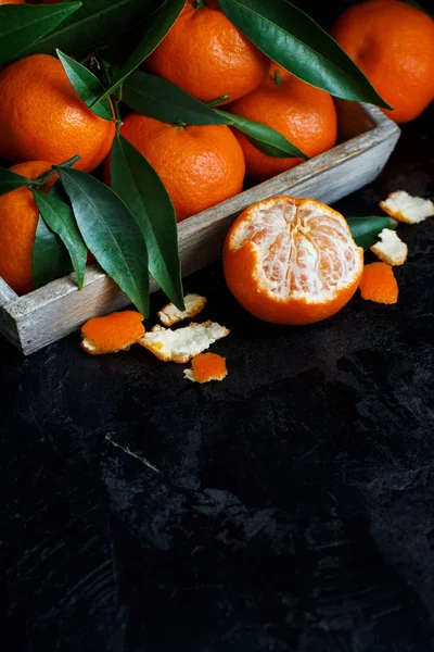 Mandarini con foglie in una scatola — Foto Stock