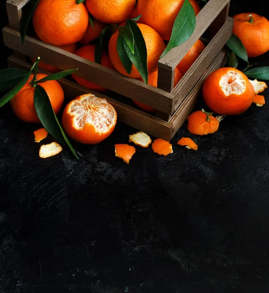 Mandariner med blad i en låda — Stockfoto