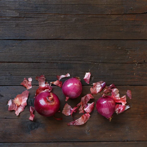 木製のテーブルの赤玉ねぎ — ストック写真