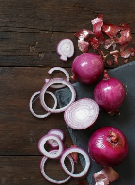 ahşap bir masa üzerinde kırmızı soğan