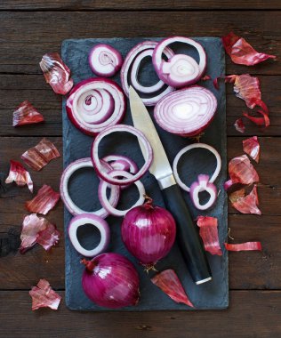 ahşap bir masa üzerinde kırmızı soğan