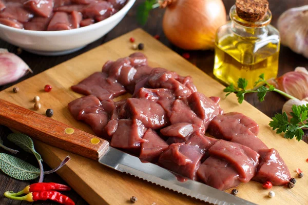 Foie de boeuf cru aux épices, herbes et légumes — Photo