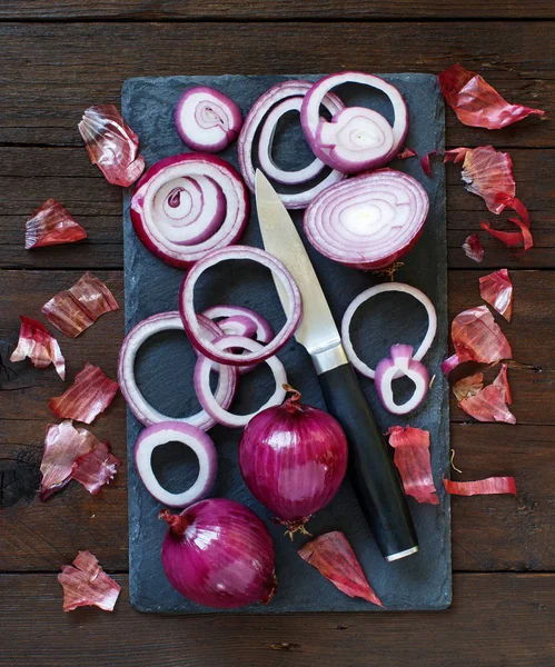 ahşap bir masa üzerinde kırmızı soğan