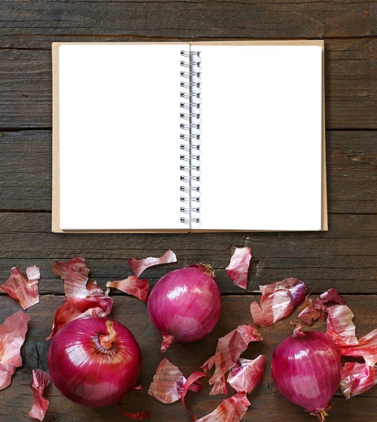 Red onions on a wooden table — Stock Photo, Image