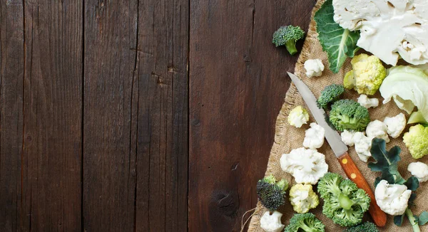Verse rauwe bloemkool en broccoli — Stockfoto