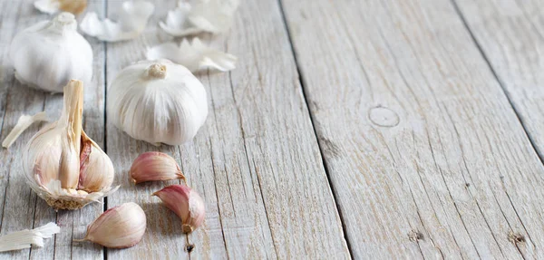 Ajo orgánico sobre mesa de madera — Foto de Stock