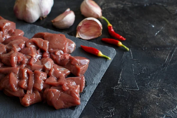 Fegato di manzo crudo con spezie e aglio — Foto Stock
