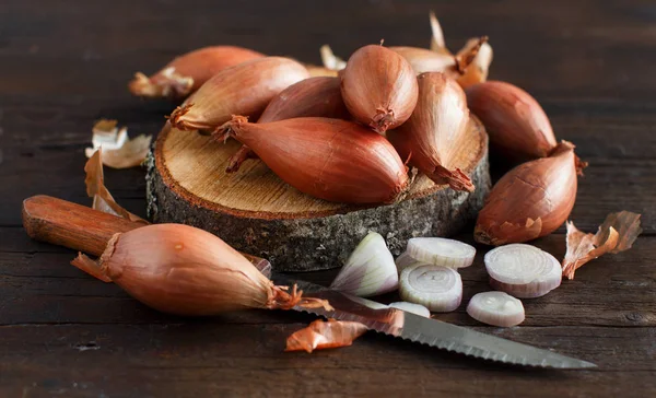 Cebollas pequeñas orgánicas sobre mesa de madera — Foto de Stock