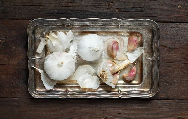 Alho orgânico na mesa de madeira — Fotografia de Stock