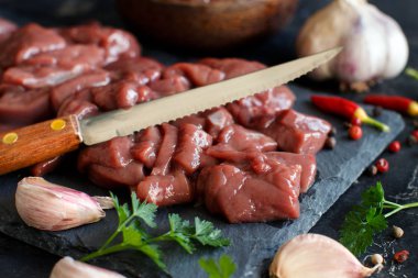 Baharat, ot ve sebze ile ham sığır eti karaciğer