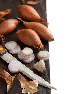 Ahşap masa üzerinde organik soğan