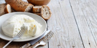 İtalyan peynirli burrata