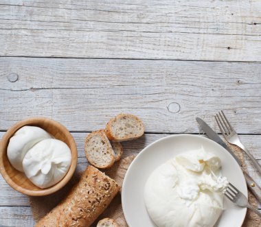 İtalyan peynirli burrata