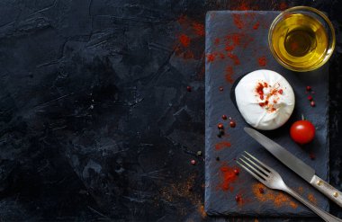 İtalyan peynir burrata, domates, baharat ve zeytin yağı