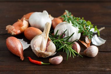 Organik küçük soğan, sarımsak ve otlar 