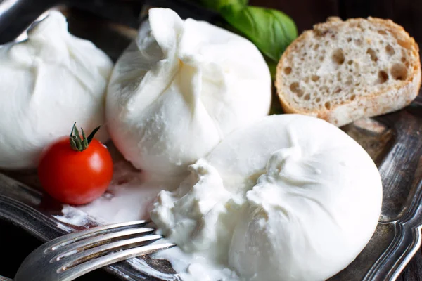 이탈리아 치즈 burrata, tomatoe와 바 질 — 스톡 사진