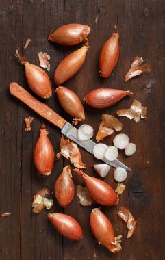 Ahşap masa üzerinde organik soğan