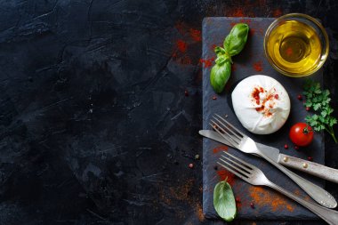 İtalyan peynir burrata ekmek, sebze ve otlar ile 