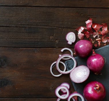 ahşap bir masa üzerinde kırmızı soğan