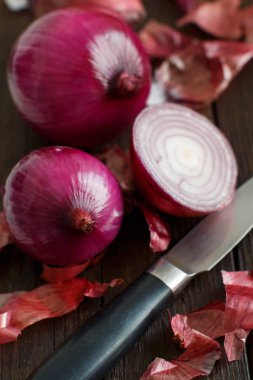 ahşap bir masa üzerinde kırmızı soğan