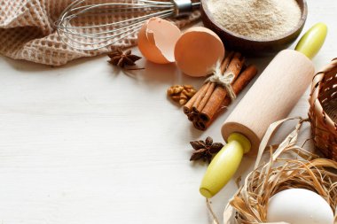 yemek kitabı ve mutfak eşyaları