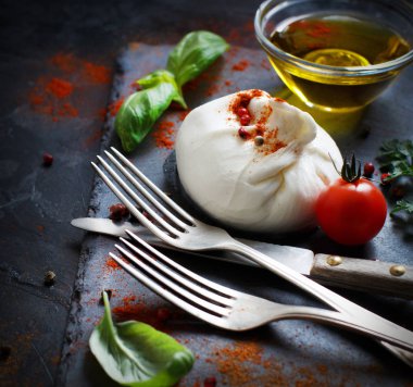 İtalyan peynir burrata, domates, fesleğen ve zeytin yağı