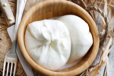 İtalyan peynirli burrata