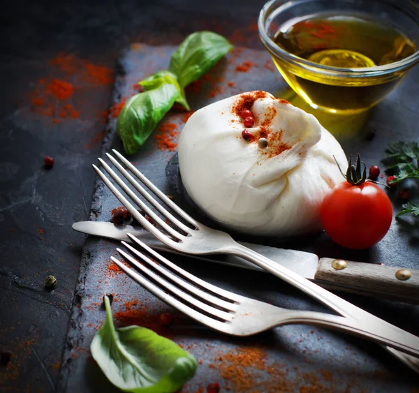 Burrata de queso italiano, tomates, albahaca y aceite de oliva —  Fotos de Stock