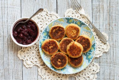 Peynirli krep reçel ile 