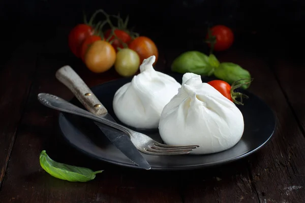 İtalyan peynir burrata, domates, fesleğen — Stok fotoğraf