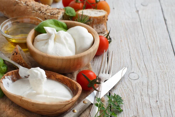 İtalyan peynir burrata ekmek, sebze ve otlar ile 