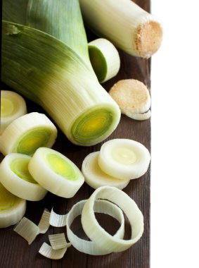 taze bütün ve dilimlenmiş pırasa