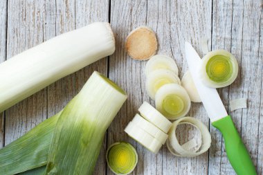 taze bütün ve dilimlenmiş pırasa