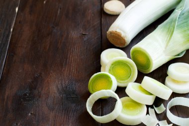 taze bütün ve dilimlenmiş pırasa