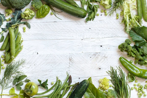 Zöld zöldség egy fából készült asztal — Stock Fotó