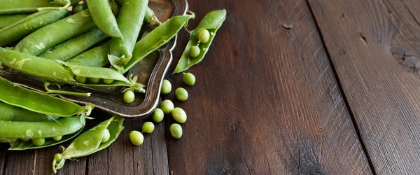 Cialde verdi fresche provenienti dal mercato agricolo — Foto Stock