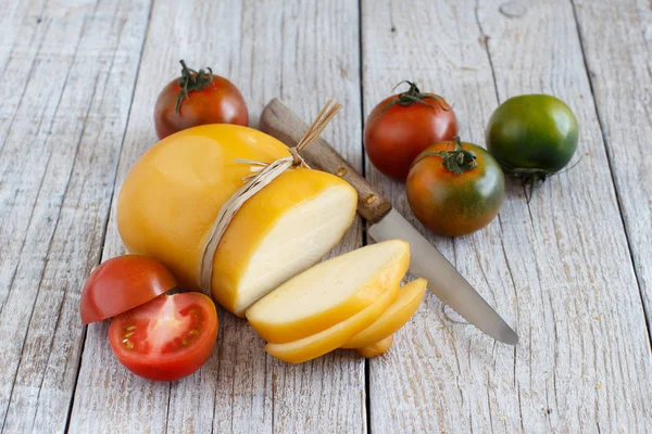 Scamorza mit Tomaten — Stockfoto