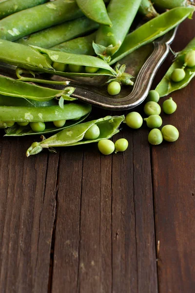 Cialde verdi fresche provenienti dal mercato agricolo — Foto Stock