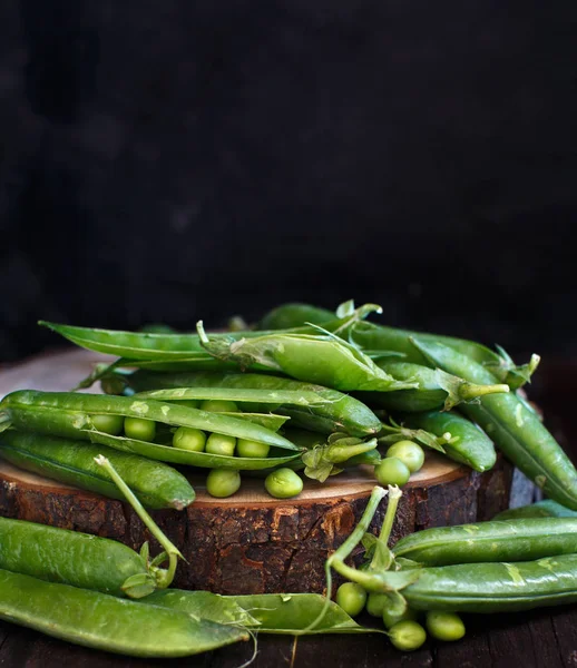 Cialde verdi fresche provenienti dal mercato agricolo — Foto Stock