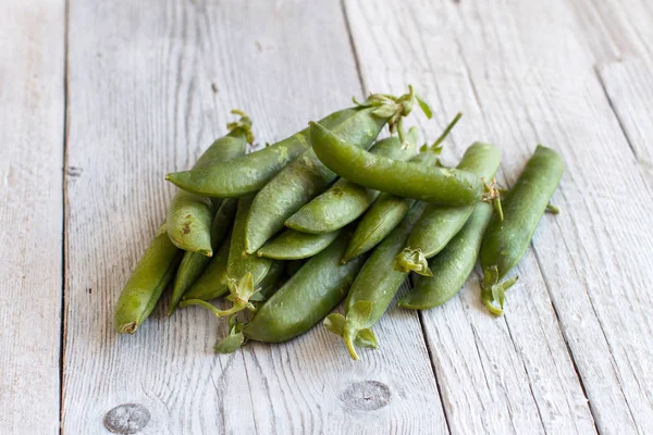 Cialde verdi fresche provenienti dal mercato agricolo — Foto Stock