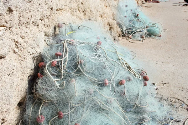 Redes de pesca depositadas en el muelle para secar — Foto de Stock
