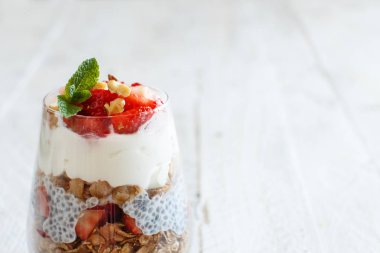 Chia puding çilekli parfe