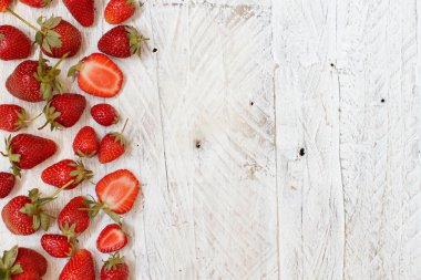 Tahta masadaki çilekler.