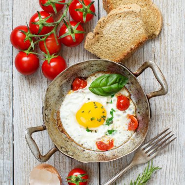 Sahanda yumurta üzerinde eski bir kızartma tavası