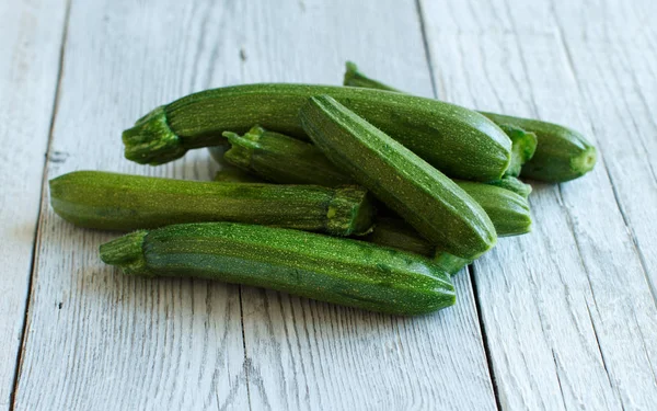 Zucchini op een houten tafel — Stockfoto