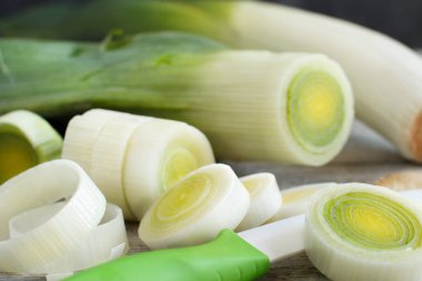 taze bütün ve dilimlenmiş pırasa