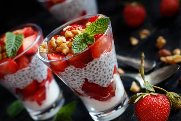 Chia semínka pudink jahodový parfait — Stock fotografie