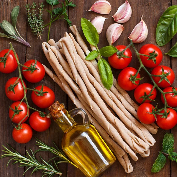 Whole wheat pasta, vegetables,  herbs and olive oil — Stock Photo, Image