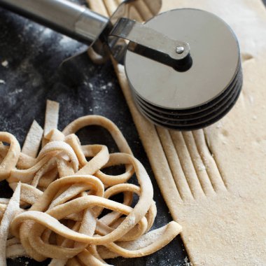 Taglatelle kesici inişli çıkışlı bir makarna ile yapma 